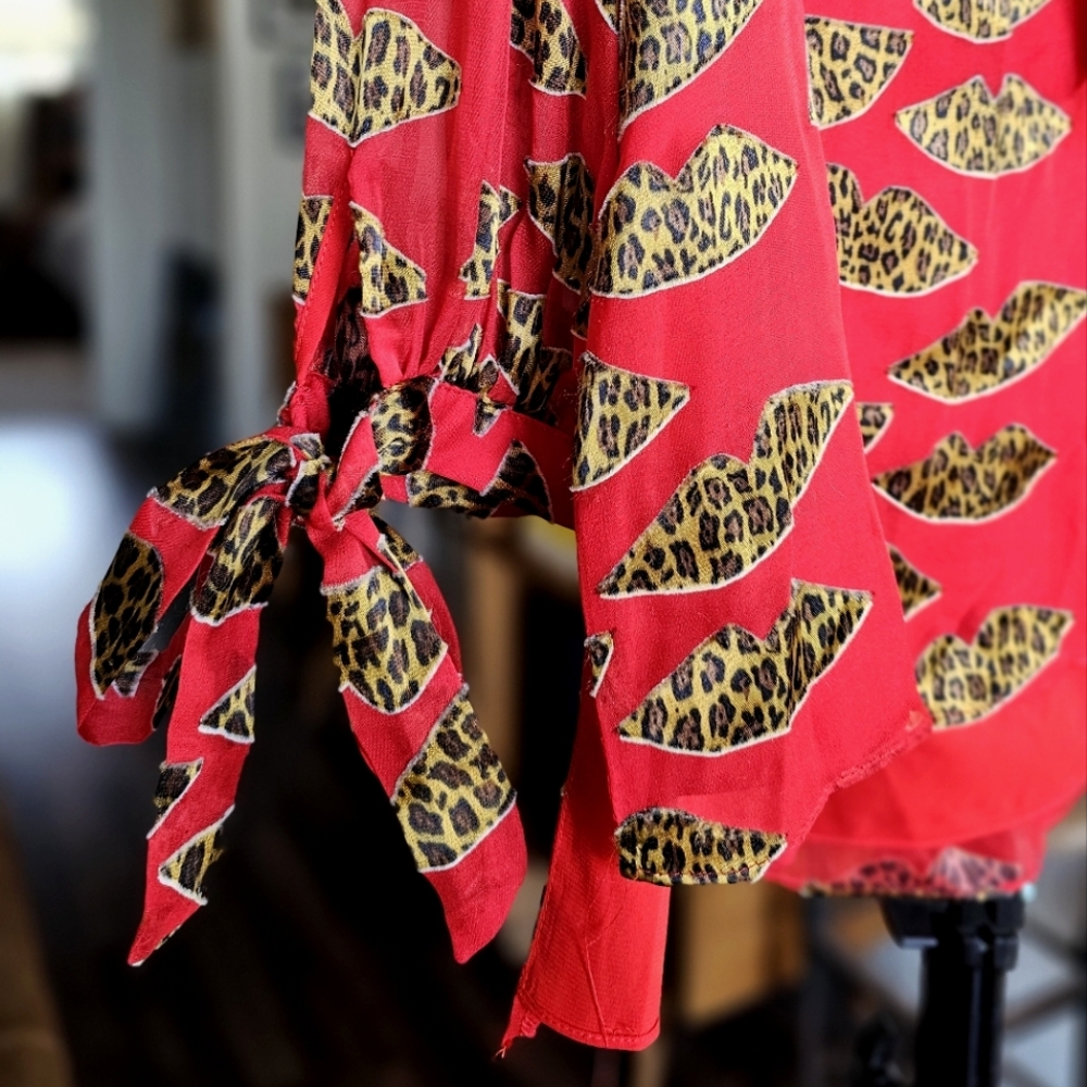 Alice + Olivia x Donald Robertson Sheila Leopard Lip Print Blouse NWOT - Picture 3 of 10